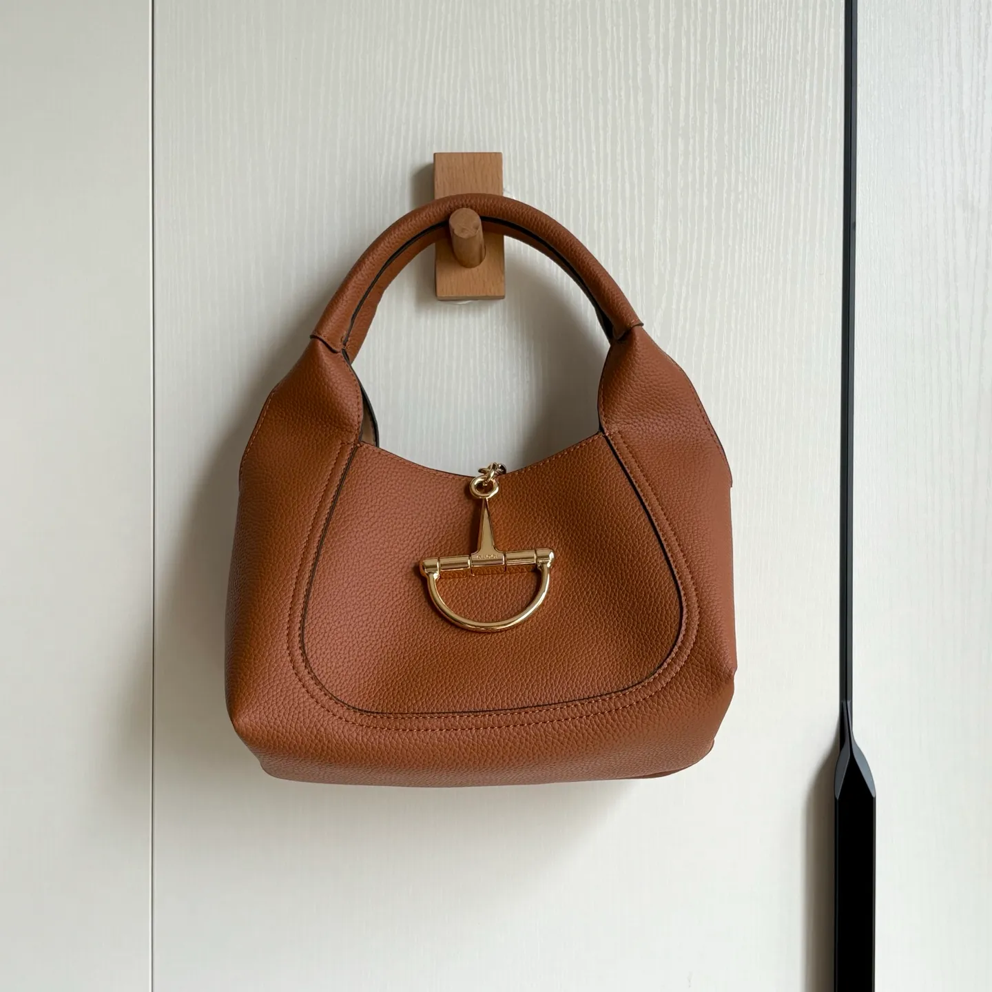 Upgraded version of real shot #💰320 Style number: 837467 earthy yellow Size: 27.5X21X16～ Gucci Softbit series small shoulder bag, ingeniously integrated with the brand's classic equestrian style accessories with half horse bit shape. The handle is 15 cm high and can be opened and closed with a magnetic buckle.