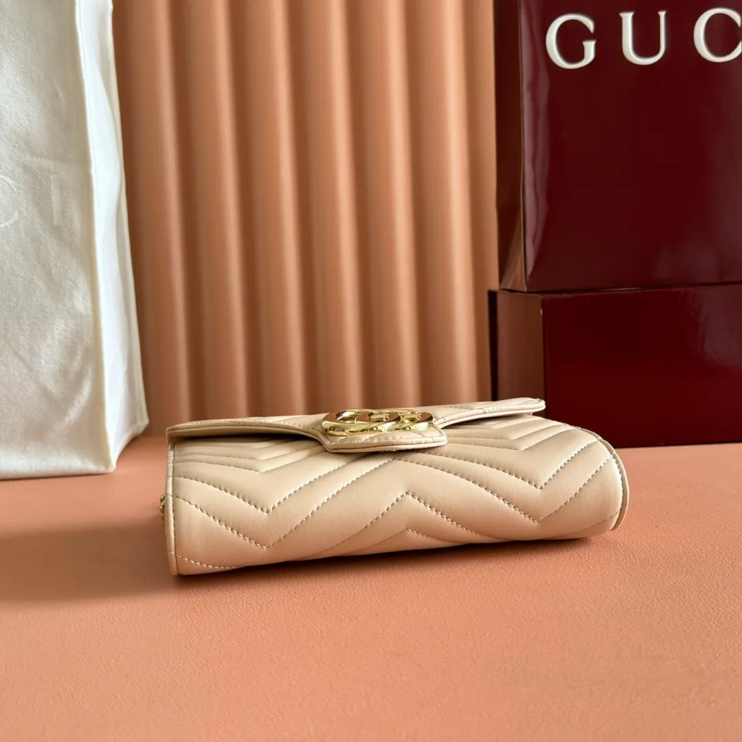 p760. 💋💋💋"With full set of original counter packaging" [New product] This GG Marmont series chain wallet is crafted with Matelassé cow leather. The series' iconic double G accessories make the entire design fuller. Black quilted V-shaped calfskin Leather Light gold-tone hardware Black taffeta lining Double G Interior: six card compartments, one zip pocket and one flap pocket Chain shoulder strap (60 cm high) Press-button closure Ident.: 837745. Dimensions: 20cm (width) x 12cm (height) x 4cm (depth) Weight: approx. 357g