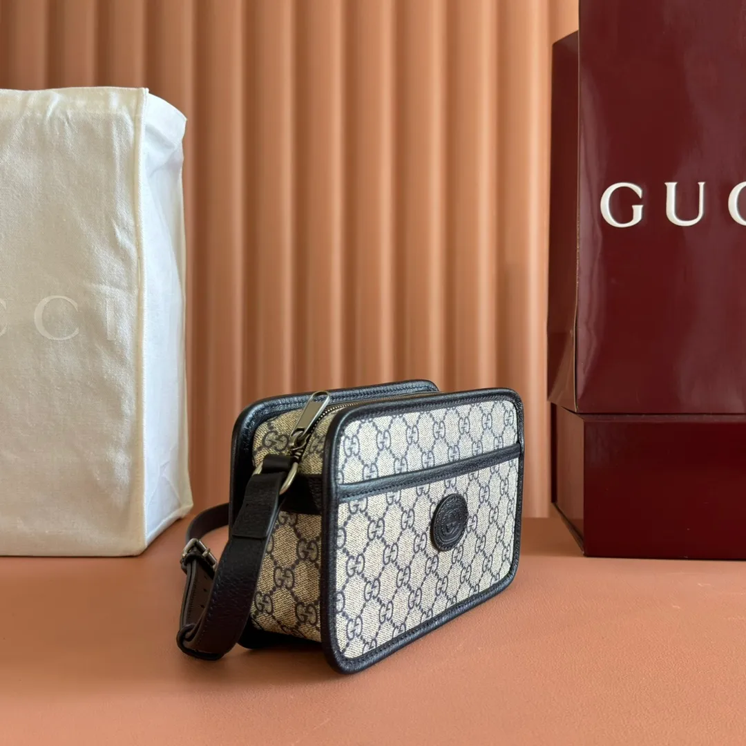 p860. 💋💋💋【Original leather accessories🌈 Equipped with full counter packaging】🔥🔥Gucci meo vintage crossbody bag, mini bag stands out in the Infinity Overture series, injecting modern design essence into retro style. The mini handbag is decorated with an oval leather label and is matched with the brand's iconic element, the cat head. The brand's classic elements are all integrated into one, classic and retro yet so versatile and cute. Style number: 658572. Size: 22.5*14*7cm. Color: blue/pvc.