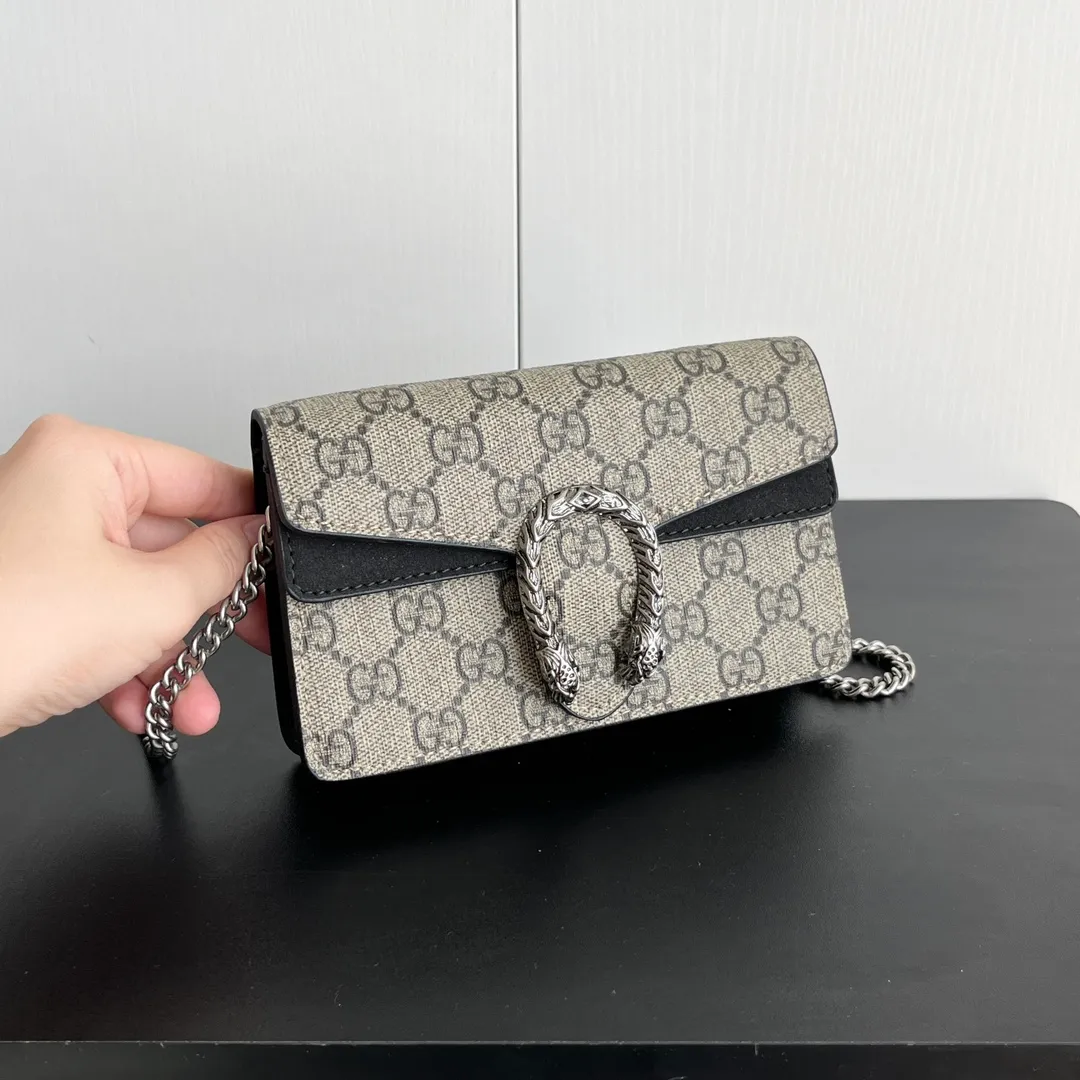 Actual shot #💰240 with box Model: 476432 Black Size: 16.5x10x4.5cm 𝙂𝙪𝙘𝙘𝙞 𝘿𝙞𝙤𝙣𝙮𝙨𝙪𝙨 𝙈𝙞𝙣𝙞 16.5 Xiaogujia’s entry-level small bag is recommended. It’s not worth mentioning. It’s a classic model that can be said to be the symbol of Xiaogujia. The classic mini Dionysian buckle is paired with calfskin. This bag has a very high appearance rate. It is simply a tool for daily wear and is very popular on the street❗️