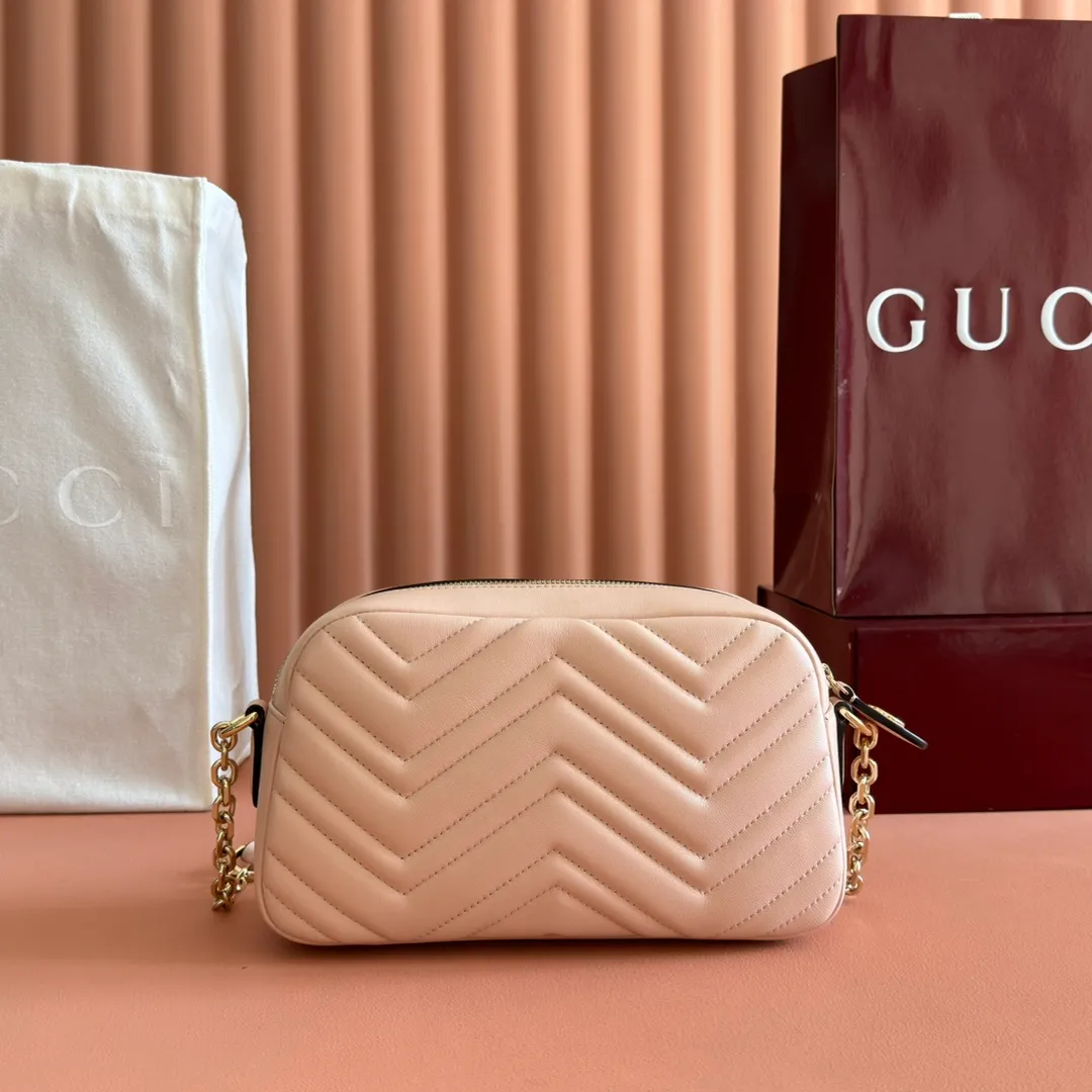 p1040. 💋💋💋【With full set of original counter packaging】GG Marmont is the brand's iconic series. Its features include the symbolic double G logo, sharp-edged chain straps and modern silhouettes. This new camera bag highlights exquisite handcraftsmanship with its ultra-soft premium leather and refined hardware details in glossy gold tones. White quilted diamond nappa leather Light gold-toned hardware White viscose lining Double G Adjustable chain shoulder strap (60 cm) can also be worn as a crossbody bag Zip closure Ref.: 855273. Dimensions: 24cm (width) x 15cm (height) x 8cm (depth) Color: pink sheepskin. Made in Italy