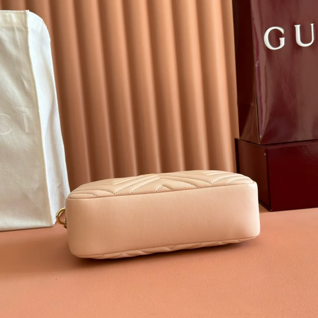p1040. 💋💋💋【With full set of original counter packaging】GG Marmont is the brand's iconic series. Its features include the symbolic double G logo, sharp-edged chain straps and modern silhouettes. This new camera bag highlights exquisite handcraftsmanship with its ultra-soft premium leather and refined hardware details in glossy gold tones. White quilted diamond nappa leather Light gold-toned hardware White viscose lining Double G Adjustable chain shoulder strap (60 cm) can also be worn as a crossbody bag Zip closure Ref.: 855273. Dimensions: 24cm (width) x 15cm (height) x 8cm (depth) Color: pink sheepskin. Made in Italy