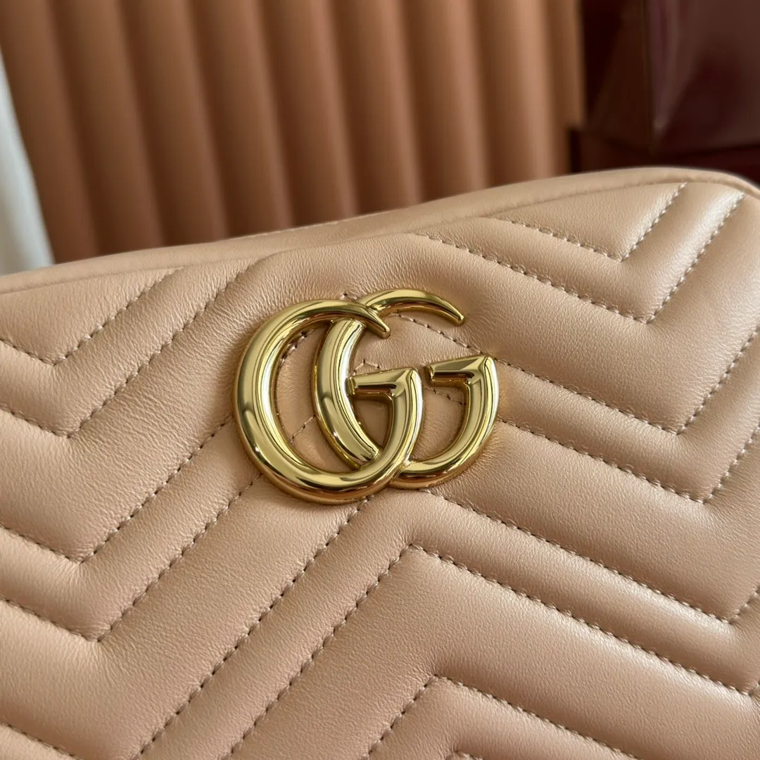 p1040. 💋💋💋【With full set of original counter packaging】GG Marmont is the brand's iconic series. Its features include the symbolic double G logo, sharp-edged chain straps and modern silhouettes. This new camera bag highlights exquisite handcraftsmanship with its ultra-soft premium leather and refined hardware details in glossy gold tones. White quilted diamond nappa leather Light gold-toned hardware White viscose lining Double G Adjustable chain shoulder strap (60 cm) can also be worn as a crossbody bag Zip closure Ref.: 855273. Dimensions: 24cm (width) x 15cm (height) x 8cm (depth) Color: pink sheepskin. Made in Italy