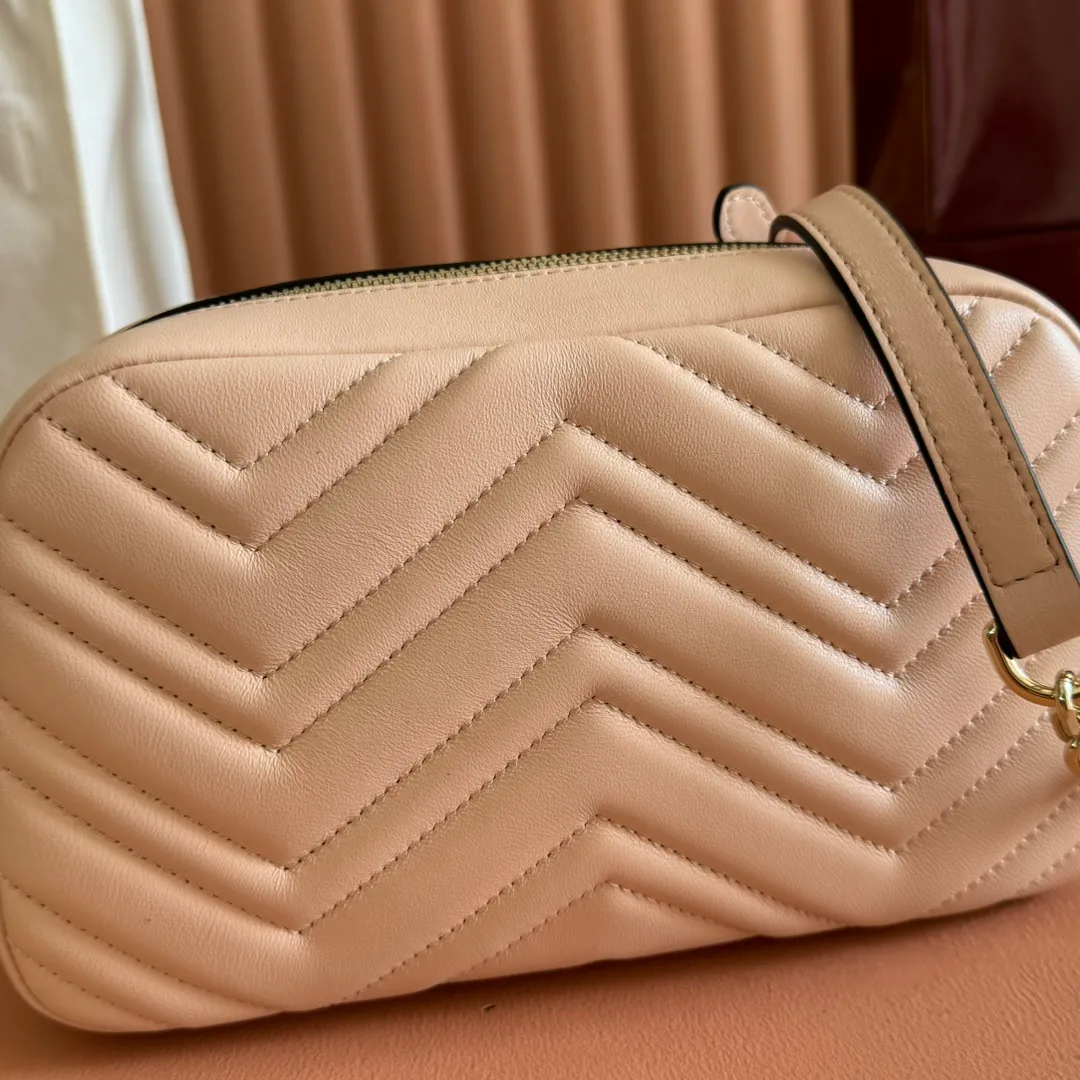 p1040. 💋💋💋【With full set of original counter packaging】GG Marmont is the brand's iconic series. Its features include the symbolic double G logo, sharp-edged chain straps and modern silhouettes. This new camera bag highlights exquisite handcraftsmanship with its ultra-soft premium leather and refined hardware details in glossy gold tones. White quilted diamond nappa leather Light gold-toned hardware White viscose lining Double G Adjustable chain shoulder strap (60 cm) can also be worn as a crossbody bag Zip closure Ref.: 855273. Dimensions: 24cm (width) x 15cm (height) x 8cm (depth) Color: pink sheepskin. Made in Italy