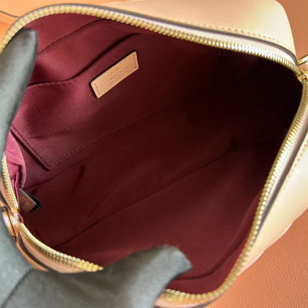 p1040. 💋💋💋【With full set of original counter packaging】GG Marmont is the brand's iconic series. Its features include the symbolic double G logo, sharp-edged chain straps and modern silhouettes. This new camera bag highlights exquisite handcraftsmanship with its ultra-soft premium leather and refined hardware details in glossy gold tones. White quilted diamond nappa leather Light gold-toned hardware White viscose lining Double G Adjustable chain shoulder strap (60 cm) can also be worn as a crossbody bag Zip closure Ref.: 855273. Dimensions: 24cm (width) x 15cm (height) x 8cm (depth) Color: pink sheepskin. Made in Italy