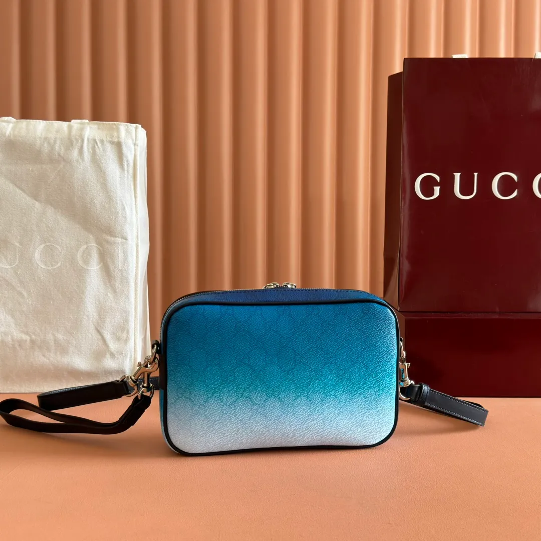 p940. 💋💋💋"With full set of original factory counter packaging" [New product] The unique blue gradient effect printing adds fashionable beauty to this basic functional item. This cross-body bag is made of GG Monogram coated fabric, with all-over gradient printing showing off its ingenious design. Gradient blue GG Monogram coated fabric Dark blue leather trim All-over gradient print Blue cotton and linen lining Interior: 1 zip pocket Handle height: 15.7 cm Removable and adjustable leather shoulder strap (48 cm height) Zip closure Dimensions: 835691. Dimensions: 25cm (width) x 16cm (height) x 4.5cm (depth) Weight: approx. 0.4kg Color: gradient blue/original leather. Made in Italy
