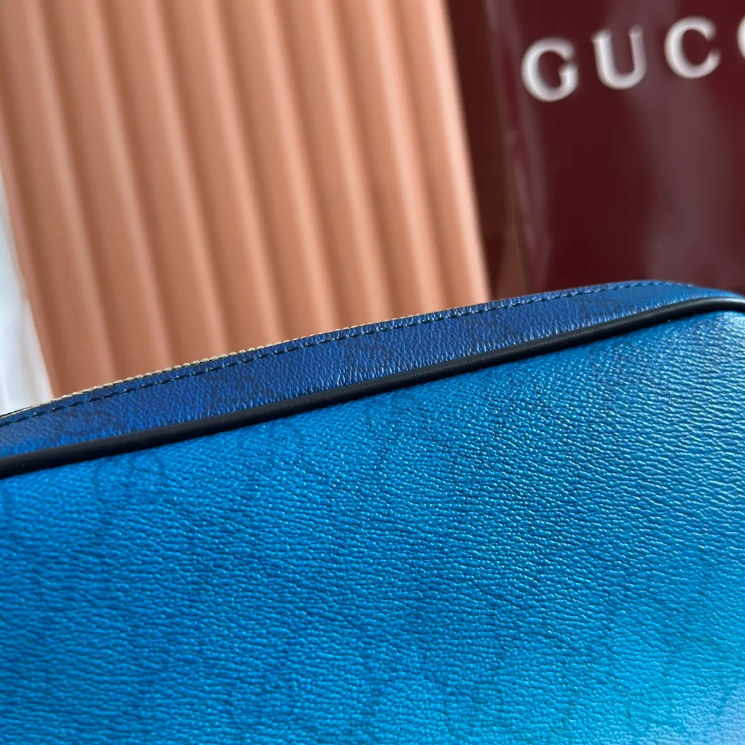 p940. 💋💋💋"With full set of original factory counter packaging" [New product] The unique blue gradient effect printing adds fashionable beauty to this basic functional item. This cross-body bag is made of GG Monogram coated fabric, with all-over gradient printing showing off its ingenious design. Gradient blue GG Monogram coated fabric Dark blue leather trim All-over gradient print Blue cotton and linen lining Interior: 1 zip pocket Handle height: 15.7 cm Removable and adjustable leather shoulder strap (48 cm height) Zip closure Dimensions: 835691. Dimensions: 25cm (width) x 16cm (height) x 4.5cm (depth) Weight: approx. 0.4kg Color: gradient blue/original leather. Made in Italy