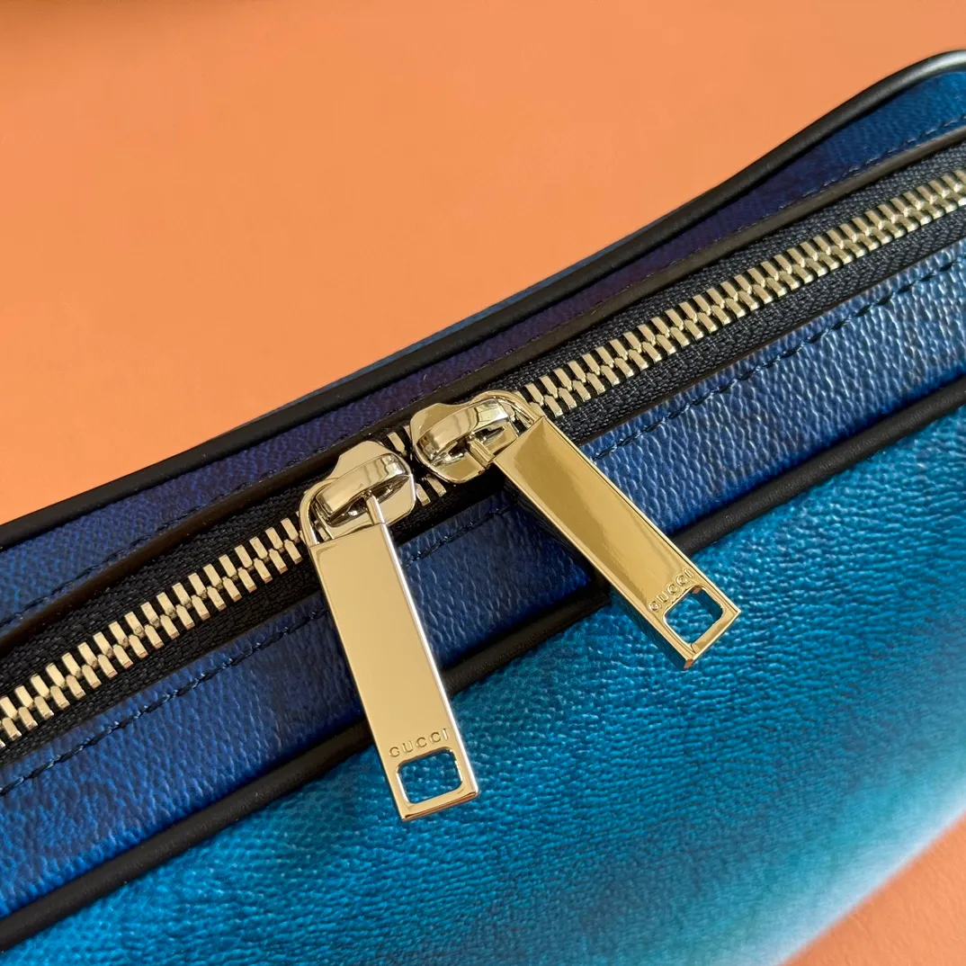 p940. 💋💋💋"With full set of original factory counter packaging" [New product] The unique blue gradient effect printing adds fashionable beauty to this basic functional item. This cross-body bag is made of GG Monogram coated fabric, with all-over gradient printing showing off its ingenious design. Gradient blue GG Monogram coated fabric Dark blue leather trim All-over gradient print Blue cotton and linen lining Interior: 1 zip pocket Handle height: 15.7 cm Removable and adjustable leather shoulder strap (48 cm height) Zip closure Dimensions: 835691. Dimensions: 25cm (width) x 16cm (height) x 4.5cm (depth) Weight: approx. 0.4kg Color: gradient blue/original leather. Made in Italy