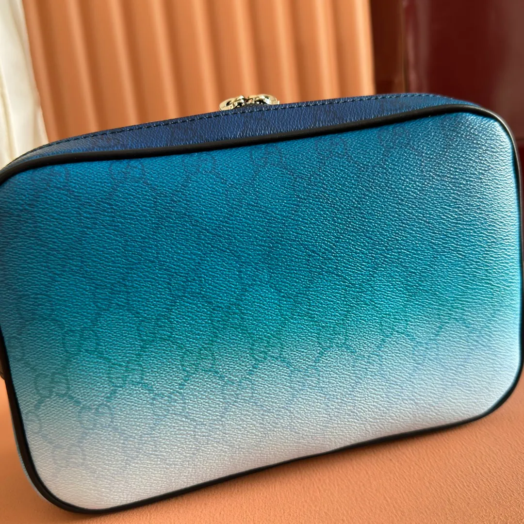 p940. 💋💋💋"With full set of original factory counter packaging" [New product] The unique blue gradient effect printing adds fashionable beauty to this basic functional item. This cross-body bag is made of GG Monogram coated fabric, with all-over gradient printing showing off its ingenious design. Gradient blue GG Monogram coated fabric Dark blue leather trim All-over gradient print Blue cotton and linen lining Interior: 1 zip pocket Handle height: 15.7 cm Removable and adjustable leather shoulder strap (48 cm height) Zip closure Dimensions: 835691. Dimensions: 25cm (width) x 16cm (height) x 4.5cm (depth) Weight: approx. 0.4kg Color: gradient blue/original leather. Made in Italy
