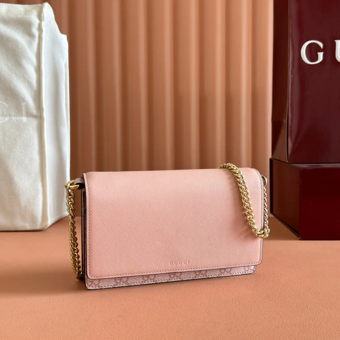 p640. Equipped with a full set of packaging at the counter [New Product] The GG Emblem series reinterprets the brand's timeless elegance and exquisite craftsmanship. This sage-green chain wallet is crafted from leather and GG monogram coated fabric and features a chain strap. Grey-green glossy leather Grey-green GG Supreme canvas Gucci print embossed details Taffeta lining Interior: 6 card compartments, 2 flat pockets, 1 zipped pocket Chain shoulder strap (52 cm high) Ident.: 826720. Dimensions: 20 cm (width) x 13 cm (height) x 4 cm (depth) Weight: about 413 grams Color: pink gray pvc/original leather. Made in Italy