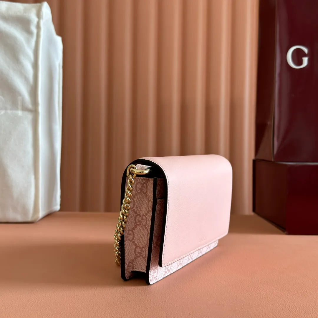 p640. Equipped with a full set of packaging at the counter [New Product] The GG Emblem series reinterprets the brand's timeless elegance and exquisite craftsmanship. This sage-green chain wallet is crafted from leather and GG monogram coated fabric and features a chain strap. Grey-green glossy leather Grey-green GG Supreme canvas Gucci print embossed details Taffeta lining Interior: 6 card compartments, 2 flat pockets, 1 zipped pocket Chain shoulder strap (52 cm high) Ident.: 826720. Dimensions: 20 cm (width) x 13 cm (height) x 4 cm (depth) Weight: about 413 grams Color: pink gray pvc/original leather. Made in Italy