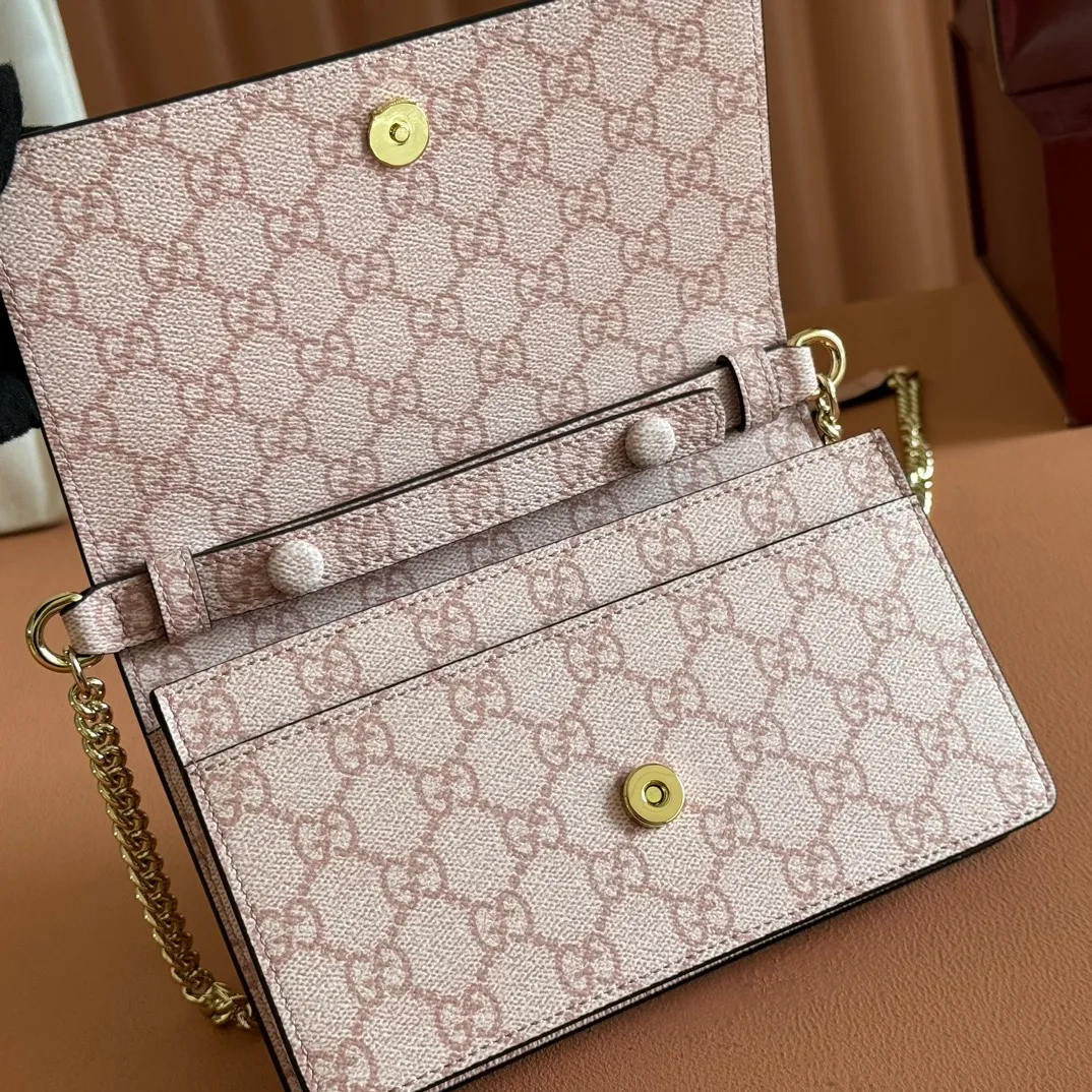 p640. Equipped with a full set of packaging at the counter [New Product] The GG Emblem series reinterprets the brand's timeless elegance and exquisite craftsmanship. This sage-green chain wallet is crafted from leather and GG monogram coated fabric and features a chain strap. Grey-green glossy leather Grey-green GG Supreme canvas Gucci print embossed details Taffeta lining Interior: 6 card compartments, 2 flat pockets, 1 zipped pocket Chain shoulder strap (52 cm high) Ident.: 826720. Dimensions: 20 cm (width) x 13 cm (height) x 4 cm (depth) Weight: about 413 grams Color: pink gray pvc/original leather. Made in Italy