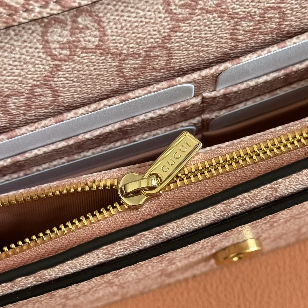 p640. Equipped with a full set of packaging at the counter [New Product] The GG Emblem series reinterprets the brand's timeless elegance and exquisite craftsmanship. This sage-green chain wallet is crafted from leather and GG monogram coated fabric and features a chain strap. Grey-green glossy leather Grey-green GG Supreme canvas Gucci print embossed details Taffeta lining Interior: 6 card compartments, 2 flat pockets, 1 zipped pocket Chain shoulder strap (52 cm high) Ident.: 826720. Dimensions: 20 cm (width) x 13 cm (height) x 4 cm (depth) Weight: about 413 grams Color: pink gray pvc/original leather. Made in Italy