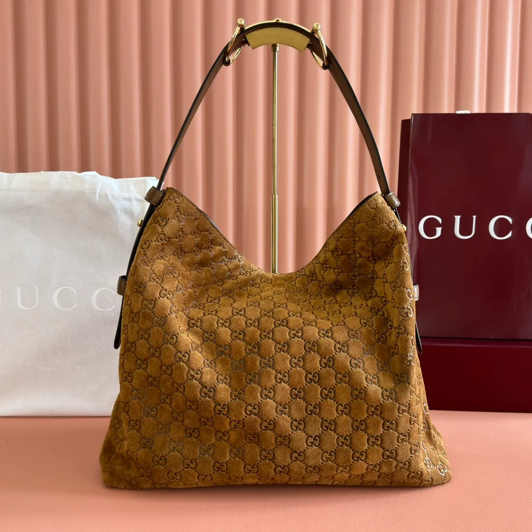 p1520💋💋💋【With full set of original counter gift bag packaging】2025 autumn and winter series, Gucci Beatrix series handbags are crafted from black cow leather material and equipped with iconic horsebit detail shoulder straps, adding brand connotation to the casual silhouette. Gold-toned accessories add a refined touch, and a zippered pocket inside keeps daily essentials secure. Combining elegant design with practical performance, it easily accommodates daily essentials. Black soft glossy calf leather Gold-tone hardware Black cotton and linen blend lining Horsebit detail on shoulder strap Interior: Zip pocket Adjustable shoulder strap Height: 26cm - 33cm; Length: 94cm Ident: 850546. Dimensions: 40cm (width) x 36cm (height) x 12cm (depth) Weight: approx. 1kg Color: brown frosted leather. Made in Italy
