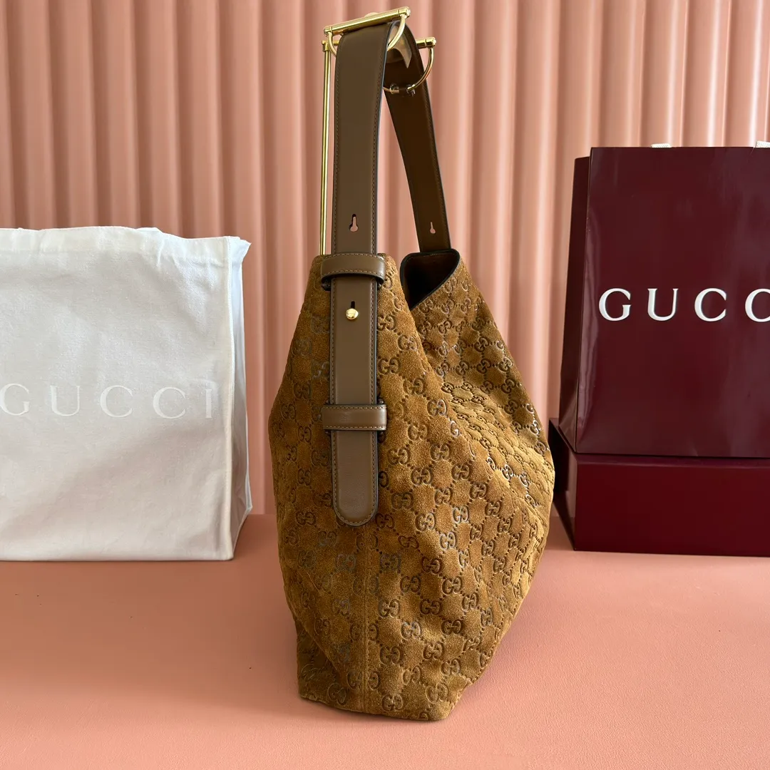 p1520💋💋💋【With full set of original counter gift bag packaging】2025 autumn and winter series, Gucci Beatrix series handbags are crafted from black cow leather material and equipped with iconic horsebit detail shoulder straps, adding brand connotation to the casual silhouette. Gold-toned accessories add a refined touch, and a zippered pocket inside keeps daily essentials secure. Combining elegant design with practical performance, it easily accommodates daily essentials. Black soft glossy calf leather Gold-tone hardware Black cotton and linen blend lining Horsebit detail on shoulder strap Interior: Zip pocket Adjustable shoulder strap Height: 26cm - 33cm; Length: 94cm Ident: 850546. Dimensions: 40cm (width) x 36cm (height) x 12cm (depth) Weight: approx. 1kg Color: brown frosted leather. Made in Italy