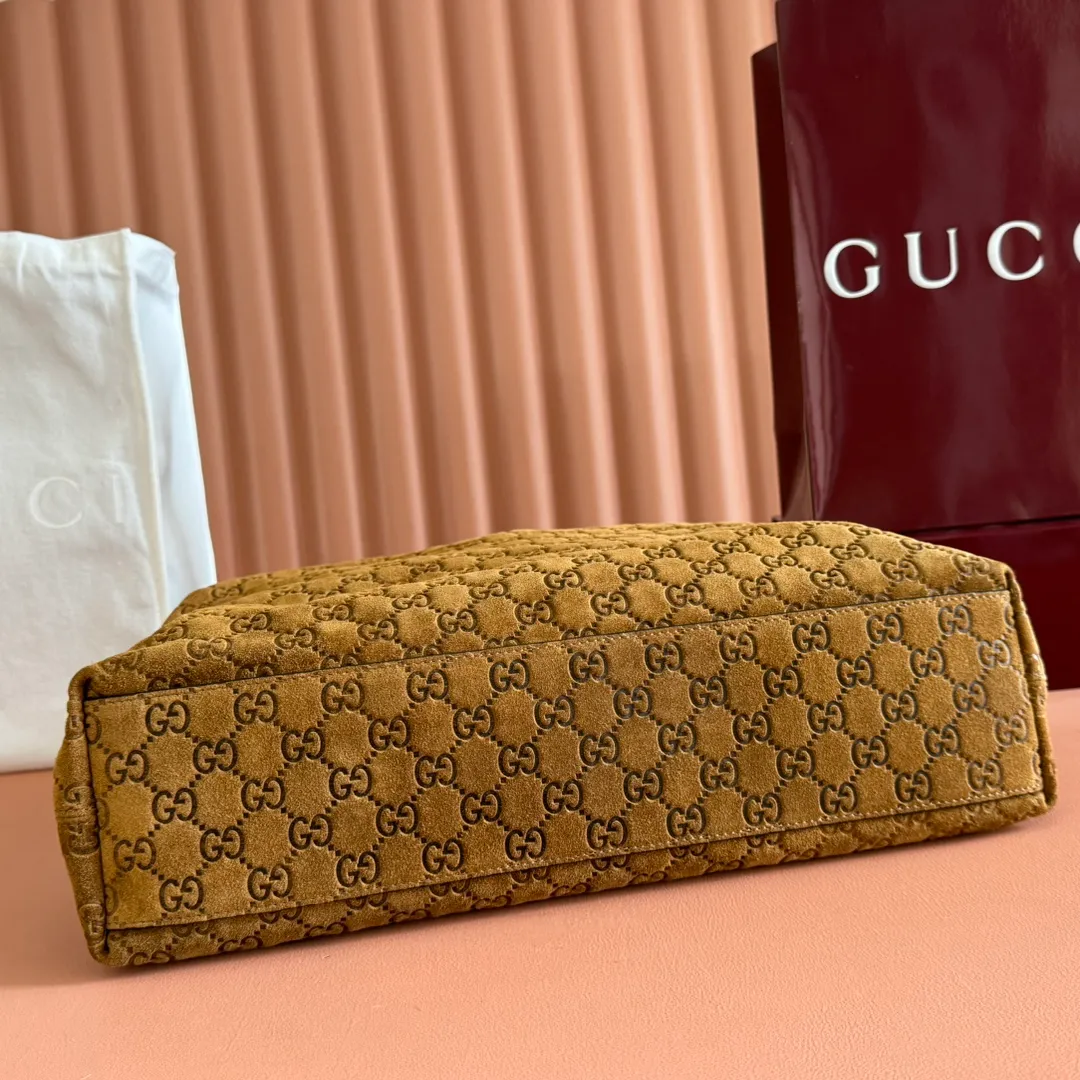 p1520💋💋💋【With full set of original counter gift bag packaging】2025 autumn and winter series, Gucci Beatrix series handbags are crafted from black cow leather material and equipped with iconic horsebit detail shoulder straps, adding brand connotation to the casual silhouette. Gold-toned accessories add a refined touch, and a zippered pocket inside keeps daily essentials secure. Combining elegant design with practical performance, it easily accommodates daily essentials. Black soft glossy calf leather Gold-tone hardware Black cotton and linen blend lining Horsebit detail on shoulder strap Interior: Zip pocket Adjustable shoulder strap Height: 26cm - 33cm; Length: 94cm Ident: 850546. Dimensions: 40cm (width) x 36cm (height) x 12cm (depth) Weight: approx. 1kg Color: brown frosted leather. Made in Italy