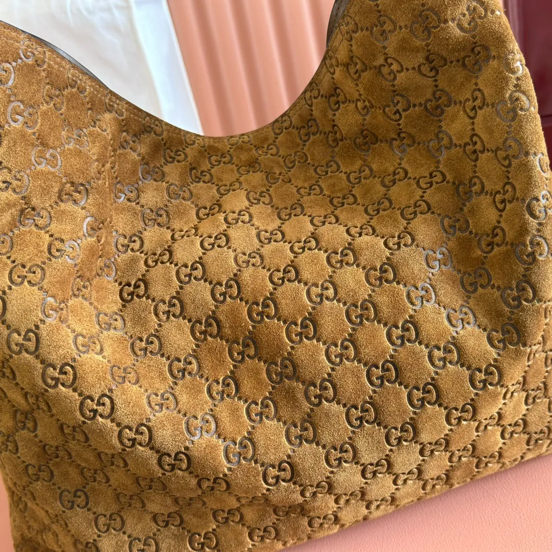 p1520💋💋💋【With full set of original counter gift bag packaging】2025 autumn and winter series, Gucci Beatrix series handbags are crafted from black cow leather material and equipped with iconic horsebit detail shoulder straps, adding brand connotation to the casual silhouette. Gold-toned accessories add a refined touch, and a zippered pocket inside keeps daily essentials secure. Combining elegant design with practical performance, it easily accommodates daily essentials. Black soft glossy calf leather Gold-tone hardware Black cotton and linen blend lining Horsebit detail on shoulder strap Interior: Zip pocket Adjustable shoulder strap Height: 26cm - 33cm; Length: 94cm Ident: 850546. Dimensions: 40cm (width) x 36cm (height) x 12cm (depth) Weight: approx. 1kg Color: brown frosted leather. Made in Italy