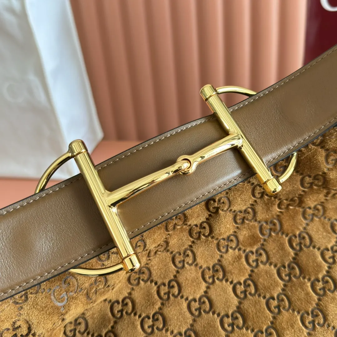 p1520💋💋💋【With full set of original counter gift bag packaging】2025 autumn and winter series, Gucci Beatrix series handbags are crafted from black cow leather material and equipped with iconic horsebit detail shoulder straps, adding brand connotation to the casual silhouette. Gold-toned accessories add a refined touch, and a zippered pocket inside keeps daily essentials secure. Combining elegant design with practical performance, it easily accommodates daily essentials. Black soft glossy calf leather Gold-tone hardware Black cotton and linen blend lining Horsebit detail on shoulder strap Interior: Zip pocket Adjustable shoulder strap Height: 26cm - 33cm; Length: 94cm Ident: 850546. Dimensions: 40cm (width) x 36cm (height) x 12cm (depth) Weight: approx. 1kg Color: brown frosted leather. Made in Italy