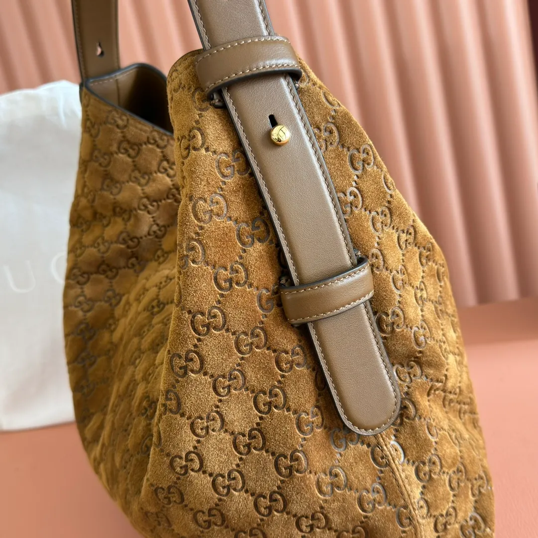 p1520💋💋💋【With full set of original counter gift bag packaging】2025 autumn and winter series, Gucci Beatrix series handbags are crafted from black cow leather material and equipped with iconic horsebit detail shoulder straps, adding brand connotation to the casual silhouette. Gold-toned accessories add a refined touch, and a zippered pocket inside keeps daily essentials secure. Combining elegant design with practical performance, it easily accommodates daily essentials. Black soft glossy calf leather Gold-tone hardware Black cotton and linen blend lining Horsebit detail on shoulder strap Interior: Zip pocket Adjustable shoulder strap Height: 26cm - 33cm; Length: 94cm Ident: 850546. Dimensions: 40cm (width) x 36cm (height) x 12cm (depth) Weight: approx. 1kg Color: brown frosted leather. Made in Italy