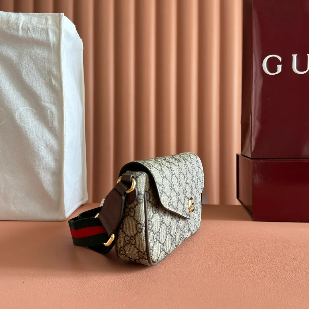 p900🔥🔥🔥[Original leather - equipped with counter packaging] The GUCCI Ophidia series continues to grow and develop, and a variety of unique shapes and materials will be launched every season. Crafted in beige and ebony GG Supreme canvas, this mini bag features Double G hardware and a webbing shoulder strap. Model 764961 is made of counter-quality imported cowhide and matched with genuine open-plate copper hardware. Dimensions-13x22x4cm