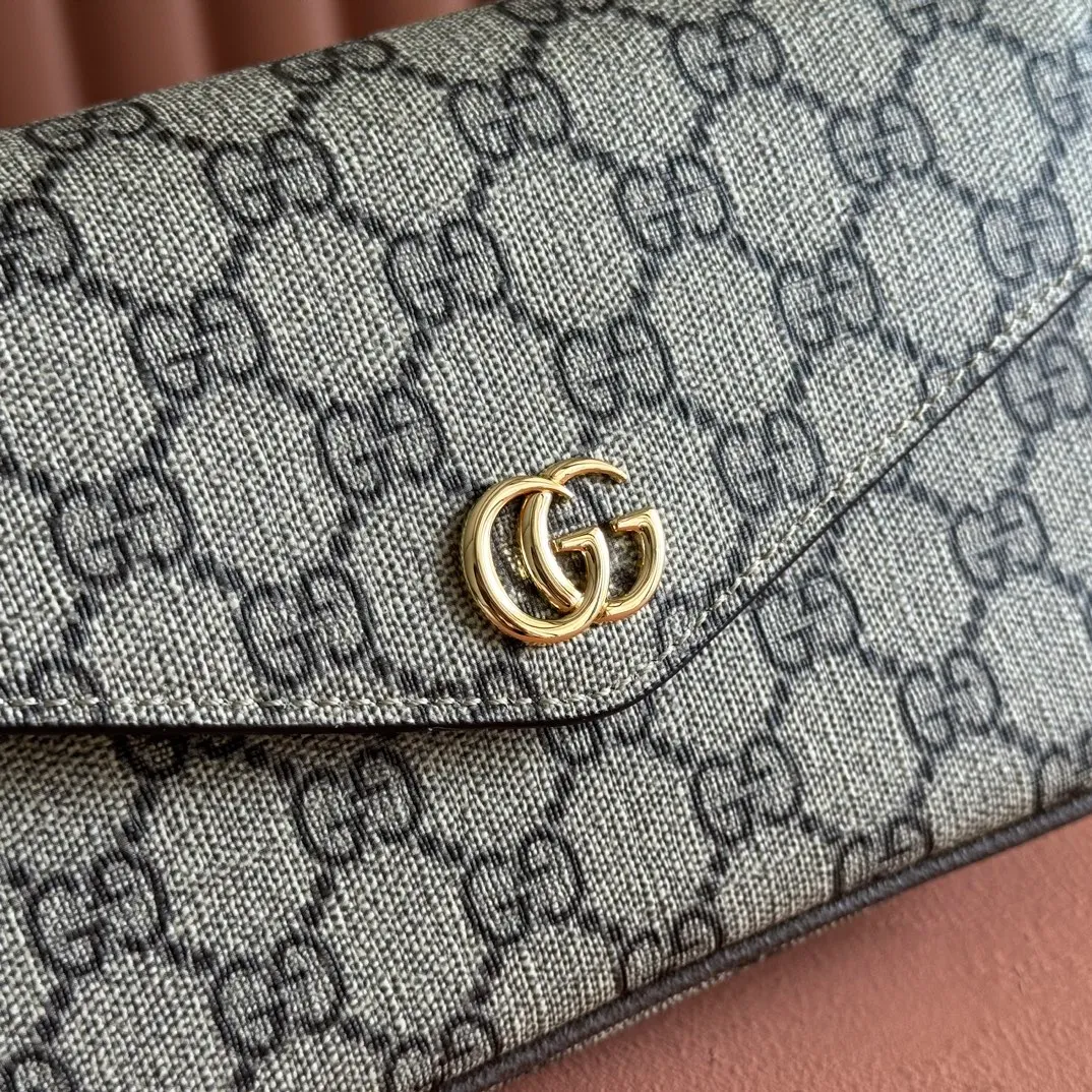 p900🔥🔥🔥[Original leather - equipped with counter packaging] The GUCCI Ophidia series continues to grow and develop, and a variety of unique shapes and materials will be launched every season. Crafted in beige and ebony GG Supreme canvas, this mini bag features Double G hardware and a webbing shoulder strap. Model 764961 is made of counter-quality imported cowhide and matched with genuine open-plate copper hardware. Dimensions-13x22x4cm