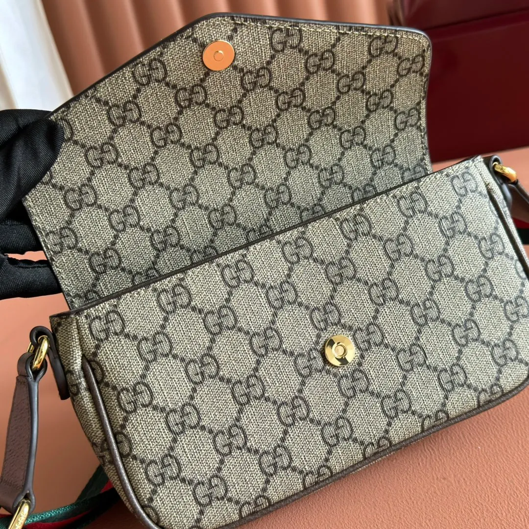p900🔥🔥🔥[Original leather - equipped with counter packaging] The GUCCI Ophidia series continues to grow and develop, and a variety of unique shapes and materials will be launched every season. Crafted in beige and ebony GG Supreme canvas, this mini bag features Double G hardware and a webbing shoulder strap. Model 764961 is made of counter-quality imported cowhide and matched with genuine open-plate copper hardware. Dimensions-13x22x4cm