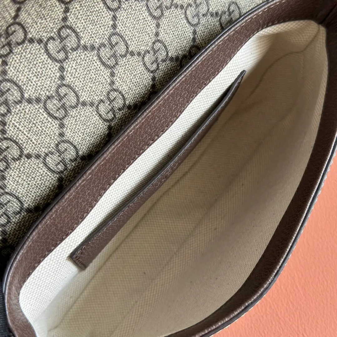p900🔥🔥🔥[Original leather - equipped with counter packaging] The GUCCI Ophidia series continues to grow and develop, and a variety of unique shapes and materials will be launched every season. Crafted in beige and ebony GG Supreme canvas, this mini bag features Double G hardware and a webbing shoulder strap. Model 764961 is made of counter-quality imported cowhide and matched with genuine open-plate copper hardware. Dimensions-13x22x4cm