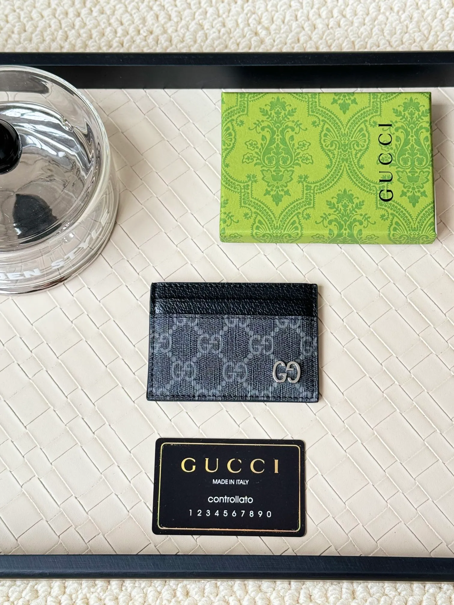 💰100 Gucci card uses a two-tone design full of contrasting beauty to make the GG logo embellished on the bag shine. The fabric is black GG, and the lining is made of contrasting cowhide. It is made of black GG Supreme canvas with dark gray ceramic effect double G. Size: 11x 7cm Model: 768248