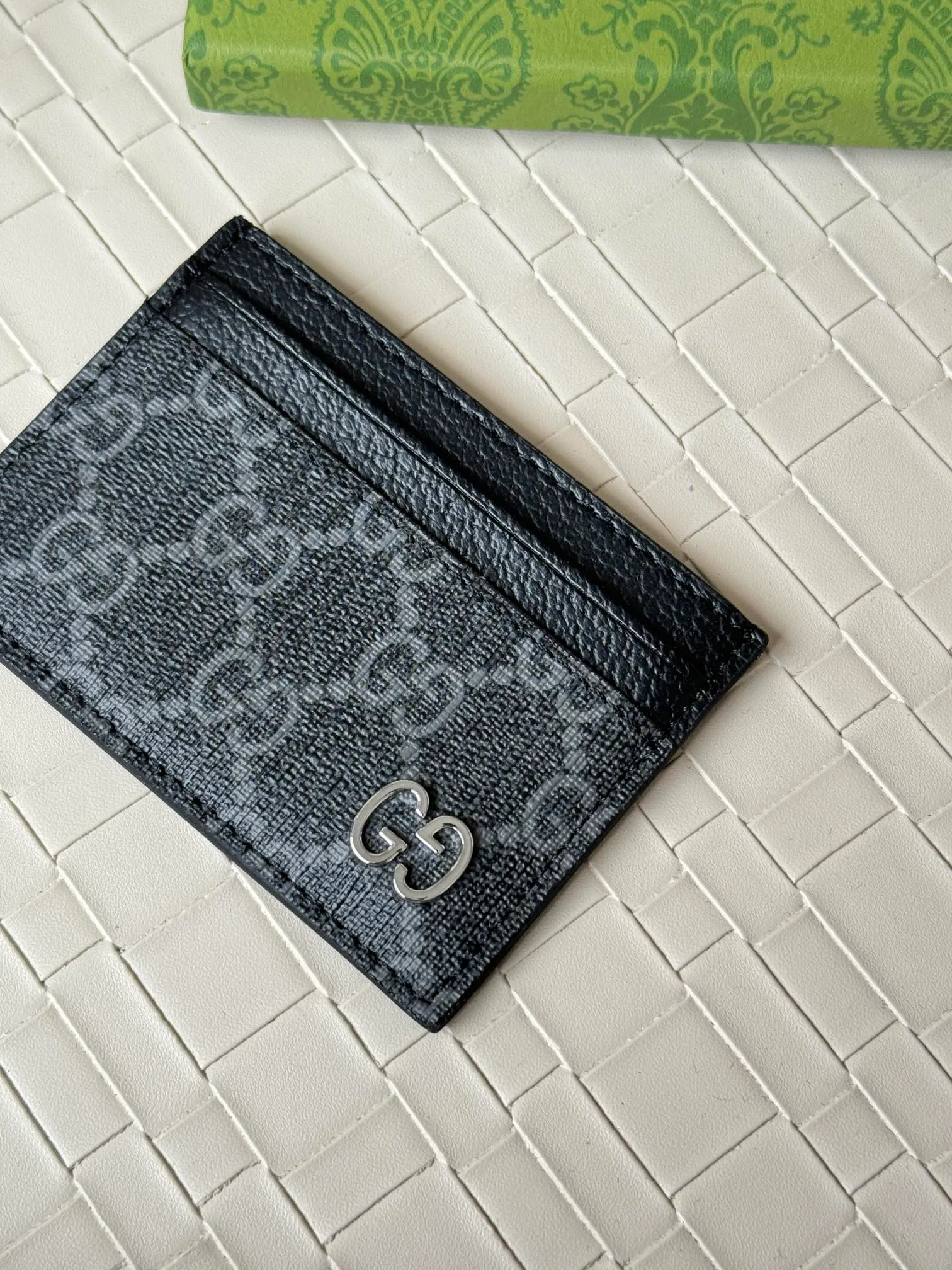 💰100 Gucci card uses a two-tone design full of contrasting beauty to make the GG logo embellished on the bag shine. The fabric is black GG, and the lining is made of contrasting cowhide. It is made of black GG Supreme canvas with dark gray ceramic effect double G. Size: 11x 7cm Model: 768248