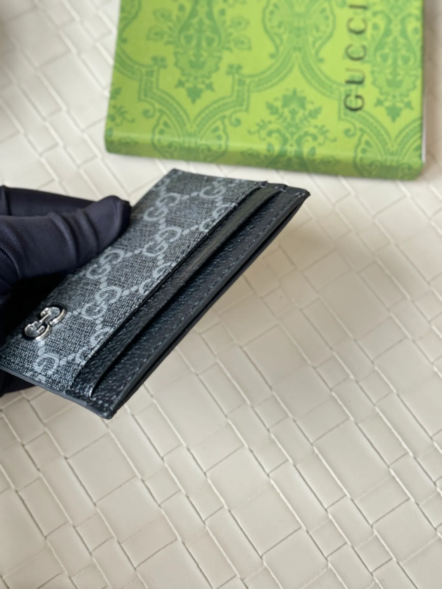 💰100 Gucci card uses a two-tone design full of contrasting beauty to make the GG logo embellished on the bag shine. The fabric is black GG, and the lining is made of contrasting cowhide. It is made of black GG Supreme canvas with dark gray ceramic effect double G. Size: 11x 7cm Model: 768248