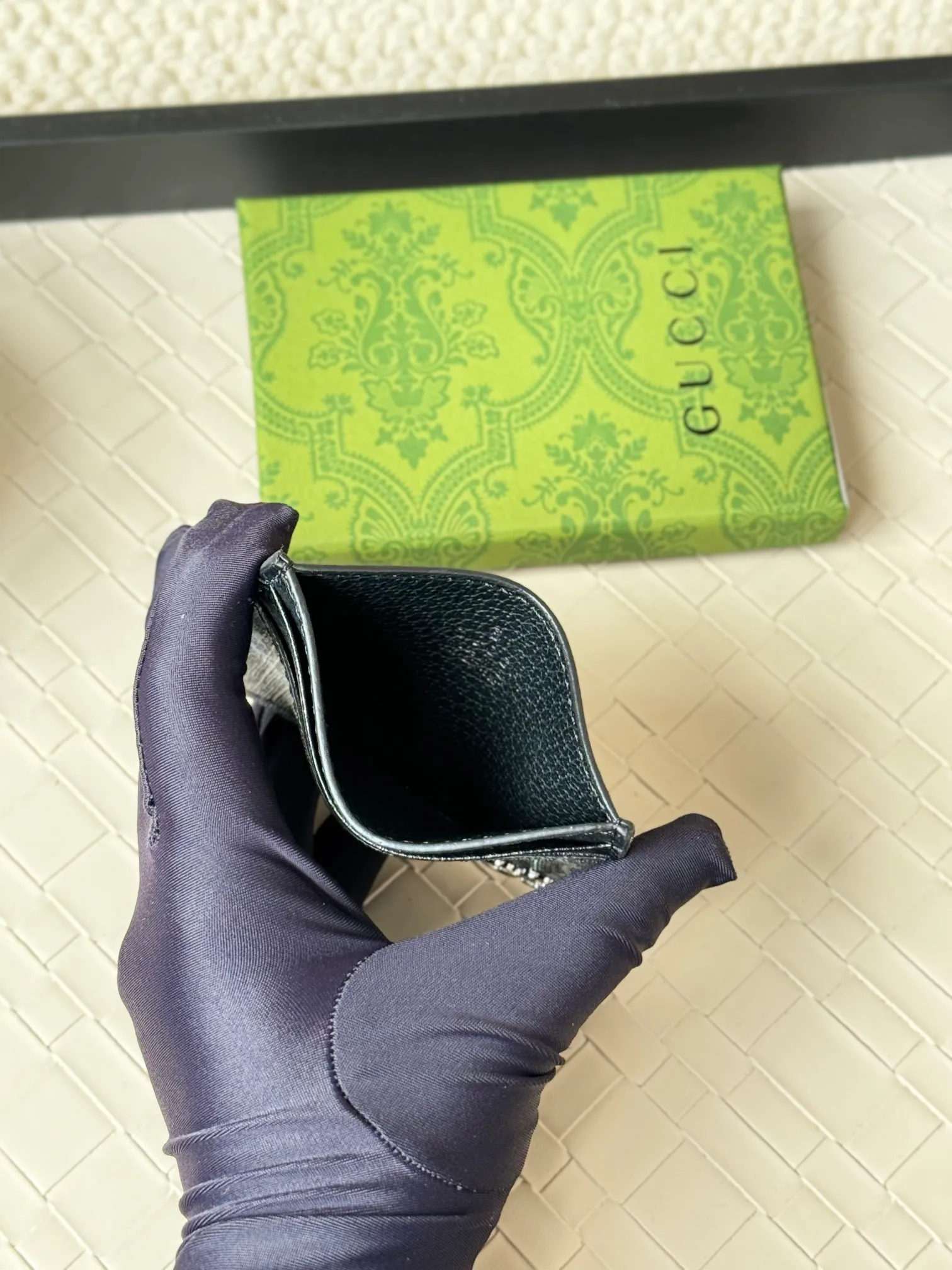 💰100 Gucci card uses a two-tone design full of contrasting beauty to make the GG logo embellished on the bag shine. The fabric is black GG, and the lining is made of contrasting cowhide. It is made of black GG Supreme canvas with dark gray ceramic effect double G. Size: 11x 7cm Model: 768248