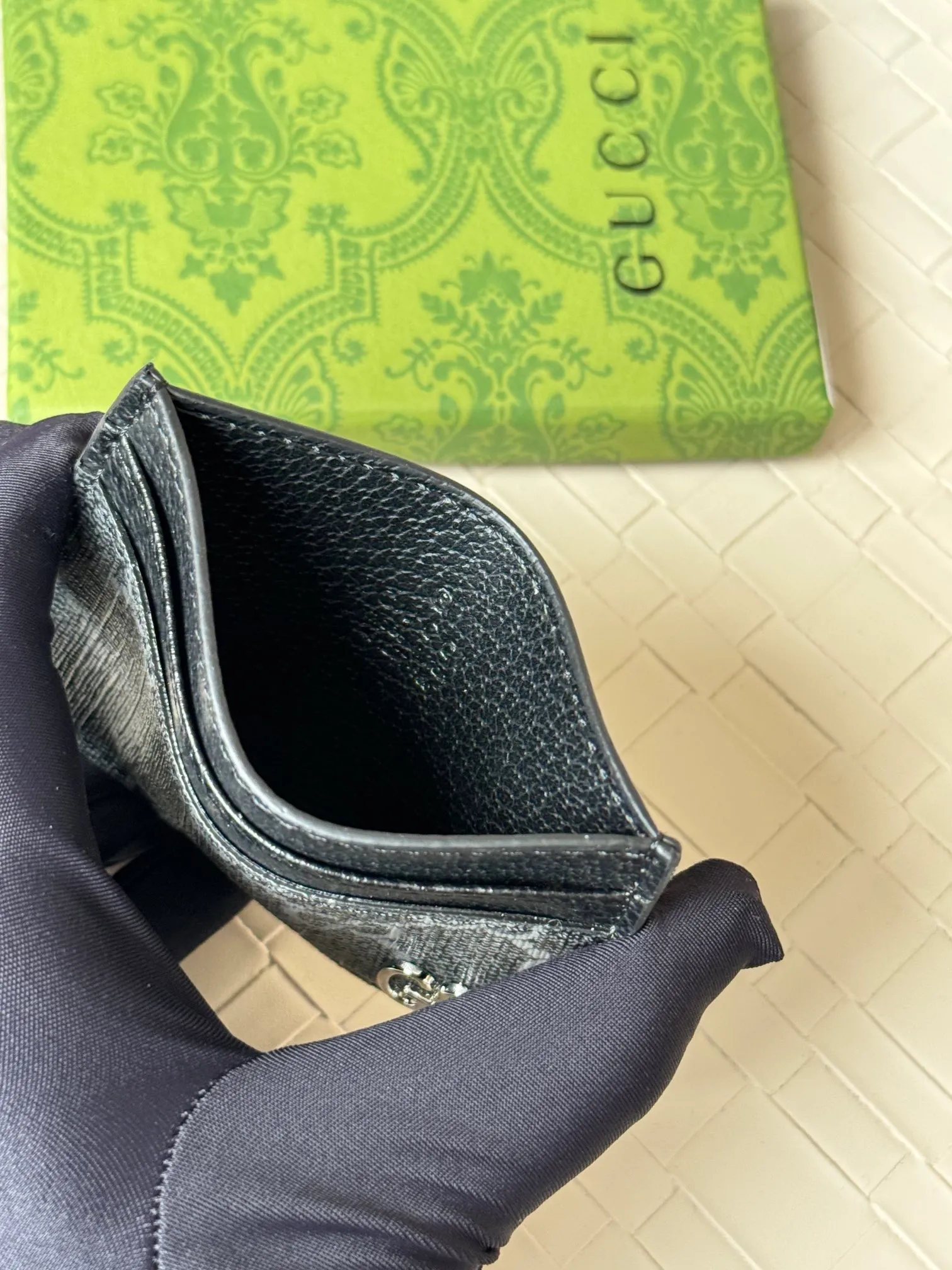 💰100 Gucci card uses a two-tone design full of contrasting beauty to make the GG logo embellished on the bag shine. The fabric is black GG, and the lining is made of contrasting cowhide. It is made of black GG Supreme canvas with dark gray ceramic effect double G. Size: 11x 7cm Model: 768248