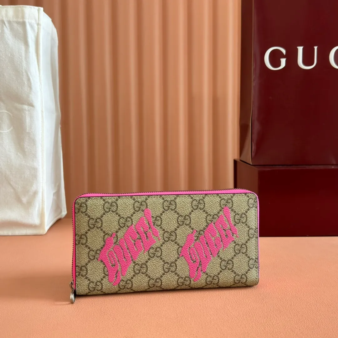p480. 💋💋"With full set of original counter packaging"💋[New Product] In the 2025 early autumn series, Chinese artist Currynew reinterprets the brand logo, adding color to men's ready-to-wear, leather goods and accessories. This full-zip wallet is crafted from coated fabric with the classic GG monogram pattern, cleverly integrated with Gucci prints and contrasting leather piping, making the entire design richer. Beige and dark brown classic GG monogram coated fabric Emerald green leather trim Gucci print Currynew artwork Moiré fabric lining Interior: 12 card compartments, 3 open bill pockets and 1 zip pocket Zipper closure Ident: 835324. Dimensions: 19cm (width) x 10.5cm (height) x 2.5cm (thickness) Color: brown gel/fluorescent powder. Made in Italy