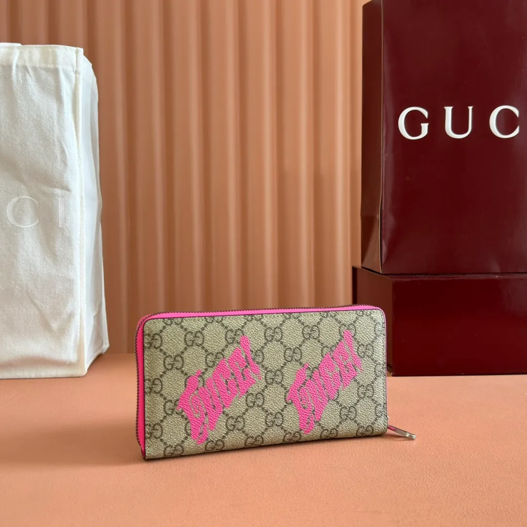 p480. 💋💋"With full set of original counter packaging"💋[New Product] In the 2025 early autumn series, Chinese artist Currynew reinterprets the brand logo, adding color to men's ready-to-wear, leather goods and accessories. This full-zip wallet is crafted from coated fabric with the classic GG monogram pattern, cleverly integrated with Gucci prints and contrasting leather piping, making the entire design richer. Beige and dark brown classic GG monogram coated fabric Emerald green leather trim Gucci print Currynew artwork Moiré fabric lining Interior: 12 card compartments, 3 open bill pockets and 1 zip pocket Zipper closure Ident: 835324. Dimensions: 19cm (width) x 10.5cm (height) x 2.5cm (thickness) Color: brown gel/fluorescent powder. Made in Italy