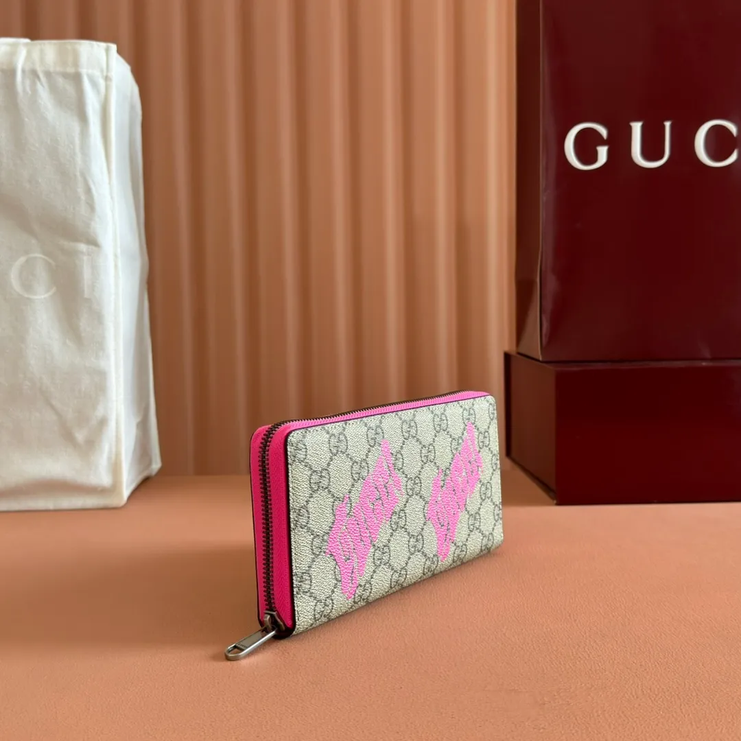 p480. 💋💋"With full set of original counter packaging"💋[New Product] In the 2025 early autumn series, Chinese artist Currynew reinterprets the brand logo, adding color to men's ready-to-wear, leather goods and accessories. This full-zip wallet is crafted from coated fabric with the classic GG monogram pattern, cleverly integrated with Gucci prints and contrasting leather piping, making the entire design richer. Beige and dark brown classic GG monogram coated fabric Emerald green leather trim Gucci print Currynew artwork Moiré fabric lining Interior: 12 card compartments, 3 open bill pockets and 1 zip pocket Zipper closure Ident: 835324. Dimensions: 19cm (width) x 10.5cm (height) x 2.5cm (thickness) Color: brown gel/fluorescent powder. Made in Italy