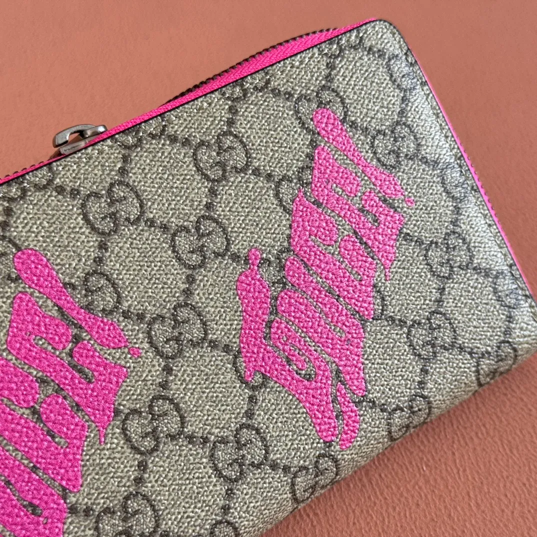 p480. 💋💋"With full set of original counter packaging"💋[New Product] In the 2025 early autumn series, Chinese artist Currynew reinterprets the brand logo, adding color to men's ready-to-wear, leather goods and accessories. This full-zip wallet is crafted from coated fabric with the classic GG monogram pattern, cleverly integrated with Gucci prints and contrasting leather piping, making the entire design richer. Beige and dark brown classic GG monogram coated fabric Emerald green leather trim Gucci print Currynew artwork Moiré fabric lining Interior: 12 card compartments, 3 open bill pockets and 1 zip pocket Zipper closure Ident: 835324. Dimensions: 19cm (width) x 10.5cm (height) x 2.5cm (thickness) Color: brown gel/fluorescent powder. Made in Italy