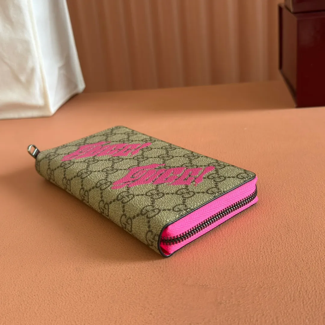 p480. 💋💋"With full set of original counter packaging"💋[New Product] In the 2025 early autumn series, Chinese artist Currynew reinterprets the brand logo, adding color to men's ready-to-wear, leather goods and accessories. This full-zip wallet is crafted from coated fabric with the classic GG monogram pattern, cleverly integrated with Gucci prints and contrasting leather piping, making the entire design richer. Beige and dark brown classic GG monogram coated fabric Emerald green leather trim Gucci print Currynew artwork Moiré fabric lining Interior: 12 card compartments, 3 open bill pockets and 1 zip pocket Zipper closure Ident: 835324. Dimensions: 19cm (width) x 10.5cm (height) x 2.5cm (thickness) Color: brown gel/fluorescent powder. Made in Italy