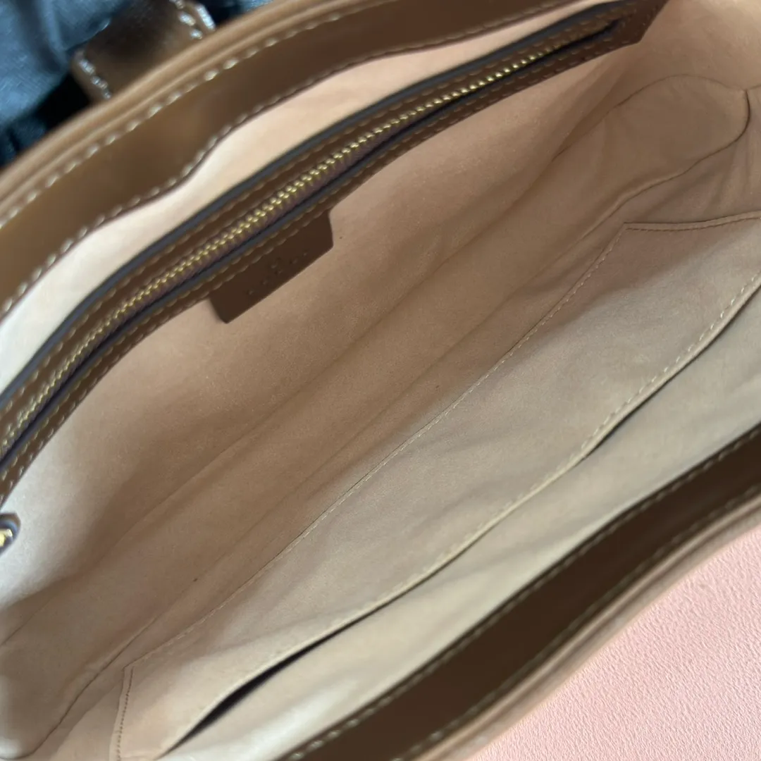 p1160. 📣📣📣 [Original leather accessories 🌈 Equipped with full counter packaging] 🔥🔥4040 catwalk style vintage armpit bag jackie, it is predicted that it will be a popular one after the 1955 series. Many celebrities can't put it down, and their upper body is also super fashionable. Jackie was successfully defeated by the counter and appeared on the 2020 GUCC! The show generated a lot of discussion. This is the favorite bag of the former first lady of the United States, Jacqueline. In the 1960s and 1970s, she liked to carry Jackie handbags of different textures in public. This bag with a rather retro appearance is in line with the current two major trends of vintage and armpit bags. The conflict between old and fashionable is a wonderful existence. Style number: 636706, dimensions: width 28x height 19x side width 4.5.