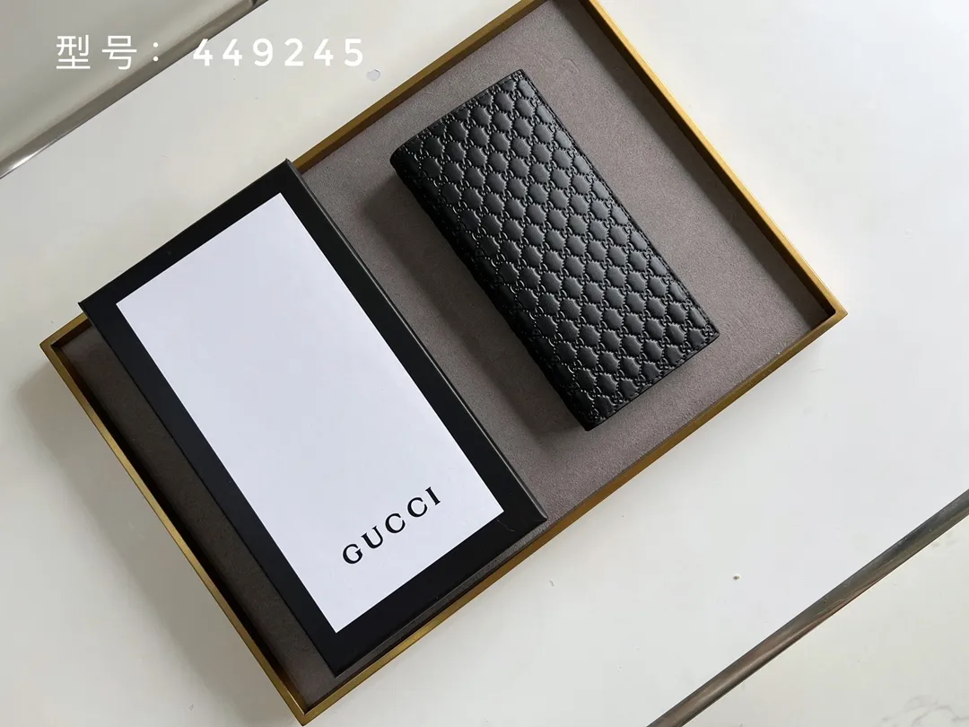 💰140 Top original version💎 GG small G embossed # Guccissima GG printed cowhide suit clip bi-fold wallet black suit clip looks slimmer but contains a lot of cards. You can fit as many as you want. There are 13 card slots, two big banknote compartments and a photo frame~ If you are giving a male ticket, remember to put your photo in it:) The most important thing is the classic GG print. Model: 307774 /449245 Size: 17.5*9cm