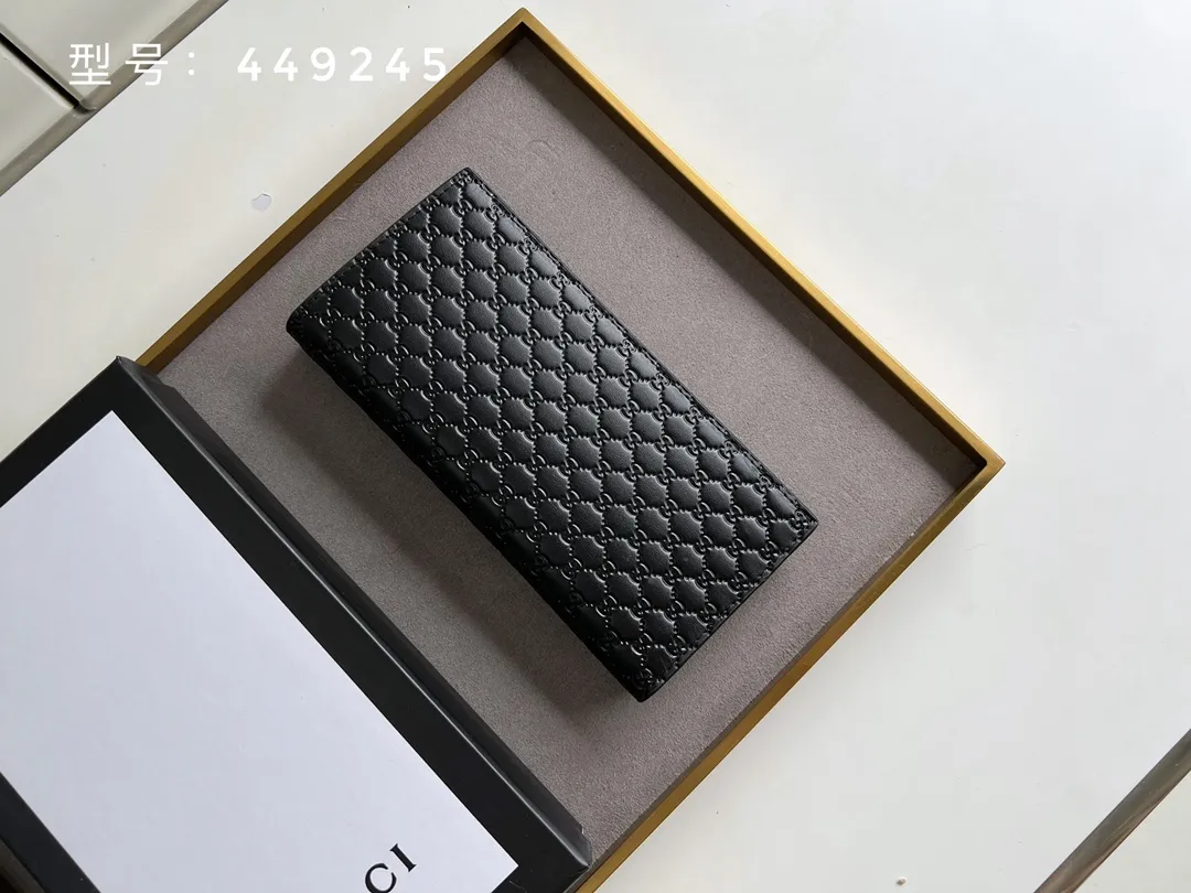 💰140 Top original version💎 GG small G embossed # Guccissima GG printed cowhide suit clip bi-fold wallet black suit clip looks slimmer but contains a lot of cards. You can fit as many as you want. There are 13 card slots, two big banknote compartments and a photo frame~ If you are giving a male ticket, remember to put your photo in it:) The most important thing is the classic GG print. Model: 307774 /449245 Size: 17.5*9cm