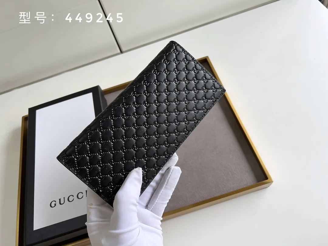 💰140 Top original version💎 GG small G embossed # Guccissima GG printed cowhide suit clip bi-fold wallet black suit clip looks slimmer but contains a lot of cards. You can fit as many as you want. There are 13 card slots, two big banknote compartments and a photo frame~ If you are giving a male ticket, remember to put your photo in it:) The most important thing is the classic GG print. Model: 307774 /449245 Size: 17.5*9cm