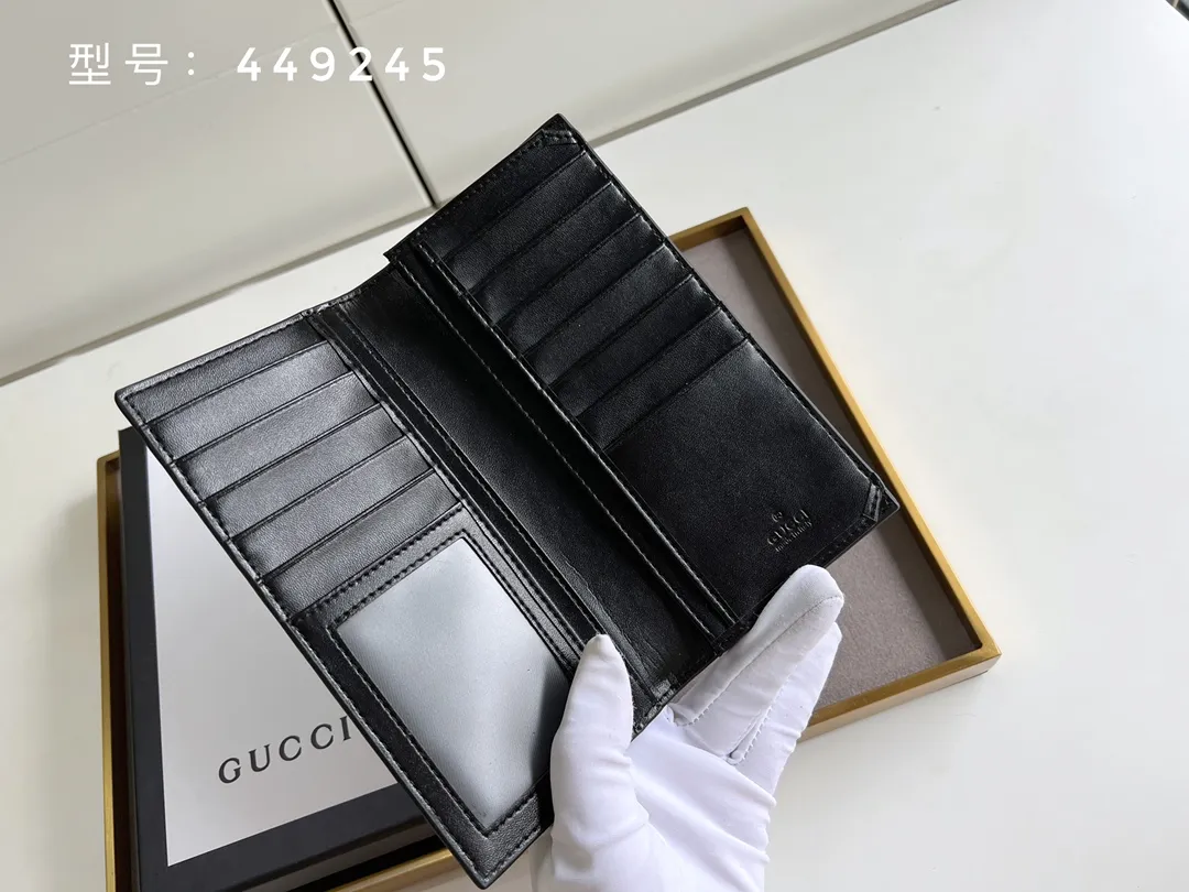 💰140 Top original version💎 GG small G embossed # Guccissima GG printed cowhide suit clip bi-fold wallet black suit clip looks slimmer but contains a lot of cards. You can fit as many as you want. There are 13 card slots, two big banknote compartments and a photo frame~ If you are giving a male ticket, remember to put your photo in it:) The most important thing is the classic GG print. Model: 307774 /449245 Size: 17.5*9cm