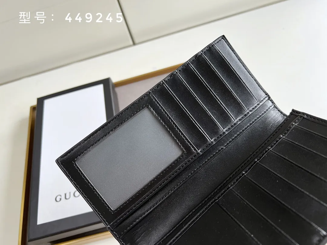 💰140 Top original version💎 GG small G embossed # Guccissima GG printed cowhide suit clip bi-fold wallet black suit clip looks slimmer but contains a lot of cards. You can fit as many as you want. There are 13 card slots, two big banknote compartments and a photo frame~ If you are giving a male ticket, remember to put your photo in it:) The most important thing is the classic GG print. Model: 307774 /449245 Size: 17.5*9cm