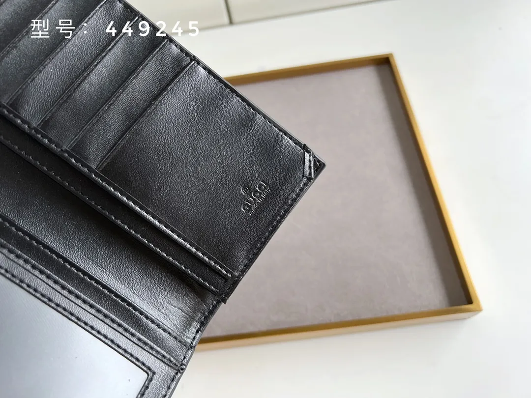 💰140 Top original version💎 GG small G embossed # Guccissima GG printed cowhide suit clip bi-fold wallet black suit clip looks slimmer but contains a lot of cards. You can fit as many as you want. There are 13 card slots, two big banknote compartments and a photo frame~ If you are giving a male ticket, remember to put your photo in it:) The most important thing is the classic GG print. Model: 307774 /449245 Size: 17.5*9cm
