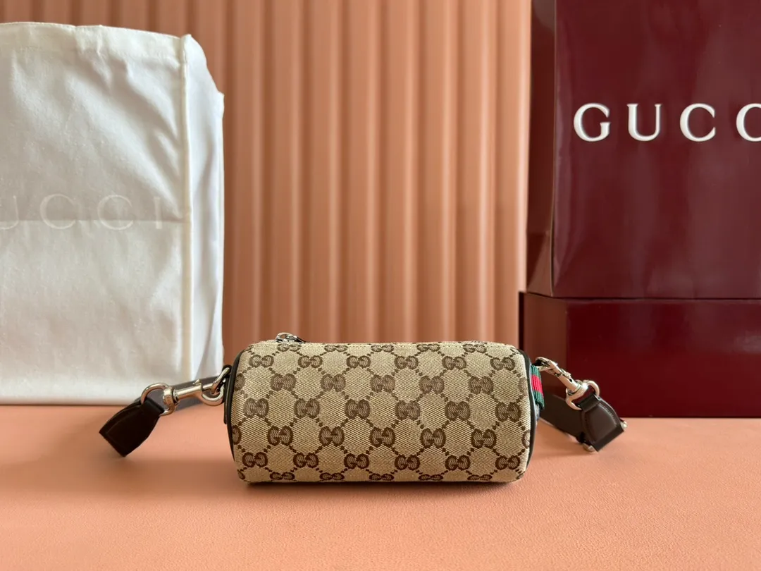 p760. 💋💋💋 Comes with a full set of original counter packaging [New product] GG canvas pays homage to the brand's instantly recognizable GG monogram pattern, which is derived from the initials of the brand's founder, Mr. Guccio Gucci. This everyday tote is embellished with red and green webbing details and trimmed in brown leather, making it an ideal pairing choice. Beige and dark brown GG canvas Dark brown leather trim Red and green web details Nylon and moiré fabric lining Removable and adjustable canvas shoulder strap (57 cm high) Zip closure Ident: 834269. Dimensions: 17.5cm (width) x 8cm (height) x 8cm (depth) Weight: about 260g Color: apricot brown/original leather. Made in Italy