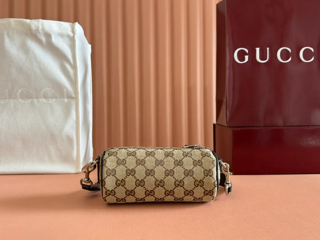 p760. 💋💋💋 Comes with a full set of original counter packaging [New product] GG canvas pays homage to the brand's instantly recognizable GG monogram pattern, which is derived from the initials of the brand's founder, Mr. Guccio Gucci. This everyday tote is embellished with red and green webbing details and trimmed in brown leather, making it an ideal pairing choice. Beige and dark brown GG canvas Dark brown leather trim Red and green web details Nylon and moiré fabric lining Removable and adjustable canvas shoulder strap (57 cm high) Zip closure Ident: 834269. Dimensions: 17.5cm (width) x 8cm (height) x 8cm (depth) Weight: about 260g Color: apricot brown/original leather. Made in Italy
