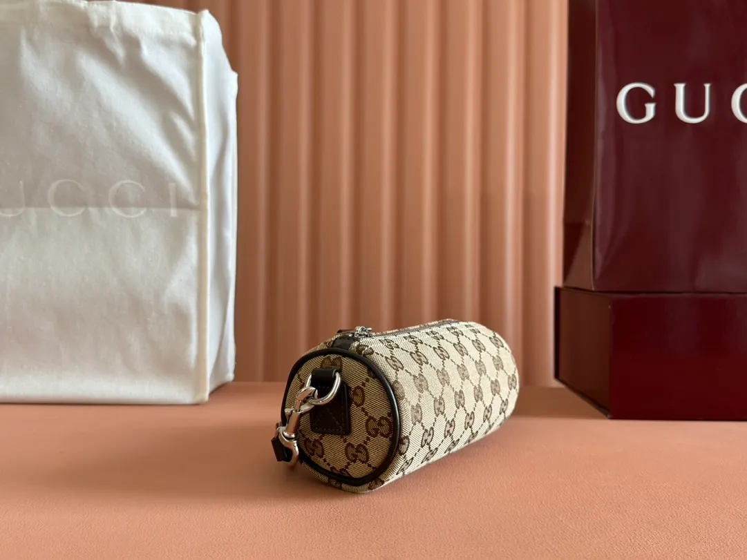 p760. 💋💋💋 Comes with a full set of original counter packaging [New product] GG canvas pays homage to the brand's instantly recognizable GG monogram pattern, which is derived from the initials of the brand's founder, Mr. Guccio Gucci. This everyday tote is embellished with red and green webbing details and trimmed in brown leather, making it an ideal pairing choice. Beige and dark brown GG canvas Dark brown leather trim Red and green web details Nylon and moiré fabric lining Removable and adjustable canvas shoulder strap (57 cm high) Zip closure Ident: 834269. Dimensions: 17.5cm (width) x 8cm (height) x 8cm (depth) Weight: about 260g Color: apricot brown/original leather. Made in Italy