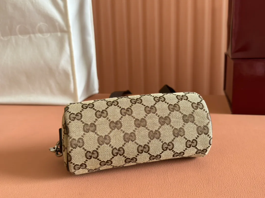 p760. 💋💋💋 Comes with a full set of original counter packaging [New product] GG canvas pays homage to the brand's instantly recognizable GG monogram pattern, which is derived from the initials of the brand's founder, Mr. Guccio Gucci. This everyday tote is embellished with red and green webbing details and trimmed in brown leather, making it an ideal pairing choice. Beige and dark brown GG canvas Dark brown leather trim Red and green web details Nylon and moiré fabric lining Removable and adjustable canvas shoulder strap (57 cm high) Zip closure Ident: 834269. Dimensions: 17.5cm (width) x 8cm (height) x 8cm (depth) Weight: about 260g Color: apricot brown/original leather. Made in Italy