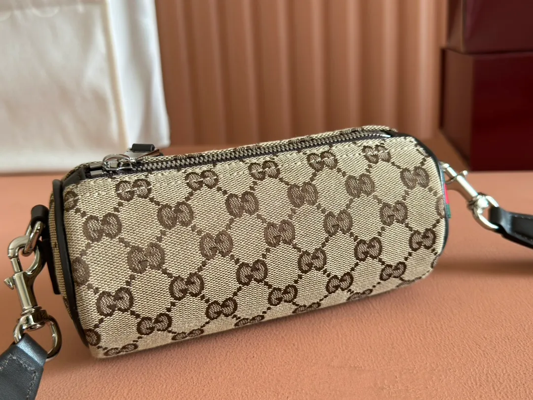 p760. 💋💋💋 Comes with a full set of original counter packaging [New product] GG canvas pays homage to the brand's instantly recognizable GG monogram pattern, which is derived from the initials of the brand's founder, Mr. Guccio Gucci. This everyday tote is embellished with red and green webbing details and trimmed in brown leather, making it an ideal pairing choice. Beige and dark brown GG canvas Dark brown leather trim Red and green web details Nylon and moiré fabric lining Removable and adjustable canvas shoulder strap (57 cm high) Zip closure Ident: 834269. Dimensions: 17.5cm (width) x 8cm (height) x 8cm (depth) Weight: about 260g Color: apricot brown/original leather. Made in Italy