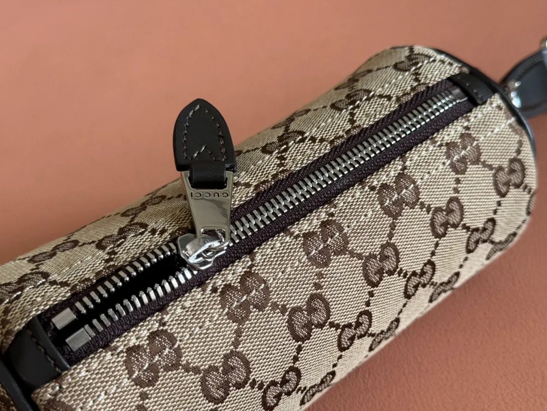 p760. 💋💋💋 Comes with a full set of original counter packaging [New product] GG canvas pays homage to the brand's instantly recognizable GG monogram pattern, which is derived from the initials of the brand's founder, Mr. Guccio Gucci. This everyday tote is embellished with red and green webbing details and trimmed in brown leather, making it an ideal pairing choice. Beige and dark brown GG canvas Dark brown leather trim Red and green web details Nylon and moiré fabric lining Removable and adjustable canvas shoulder strap (57 cm high) Zip closure Ident: 834269. Dimensions: 17.5cm (width) x 8cm (height) x 8cm (depth) Weight: about 260g Color: apricot brown/original leather. Made in Italy